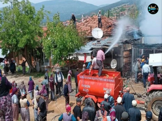 Balıkesir'de garajdaki otomobil yangını söndürüldü