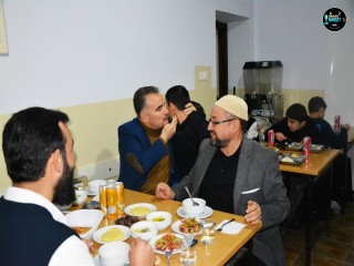 EDREMİT KAYMAKAMI AHMET ODABAŞ, AĞA CAMİİ KURAN KURSU ÖĞRENCİLERİYLE İFTAR YAPTI