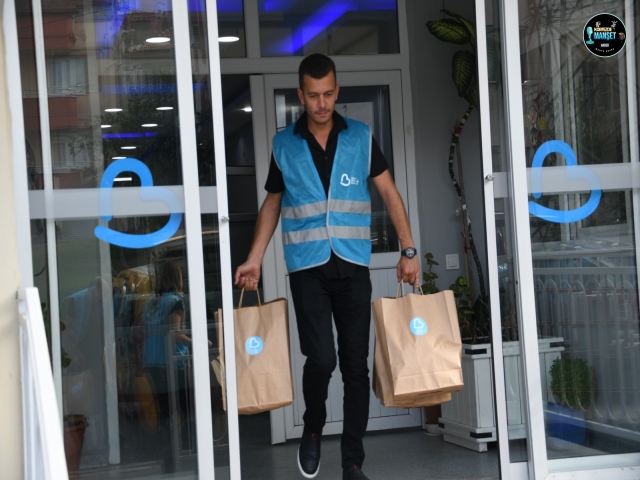 Balıkesir Büyükşehir Belediyesi beslenme çantalarını dolduruyor