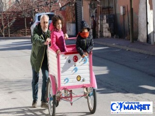Çocuklarına hem annelik hem babalık yapıyor