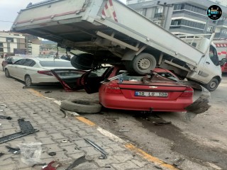 Karesi’de Feci Kaza: Otomobil Park Halindeki Kamyonetin Altına Girdi